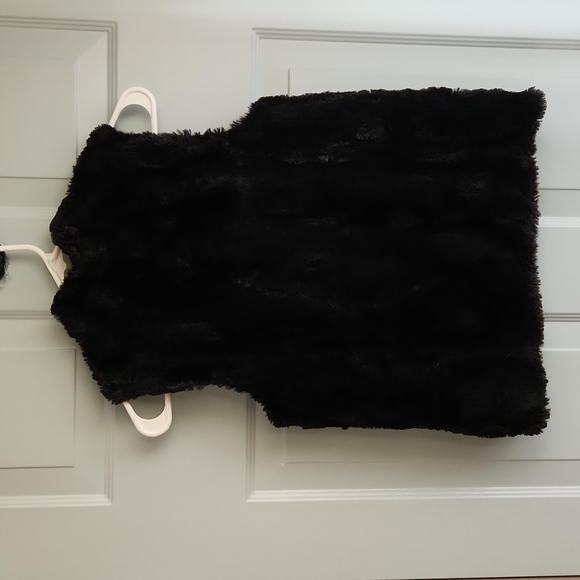 Fuzarka, Girl's, Sz 14, Black Fur Vest w Collar & 2 Zipped Pockets, Lined. - Picture 4 of 7